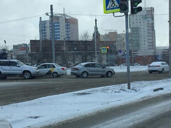 Челябинск после снегопада встал в девятибалльных пробках