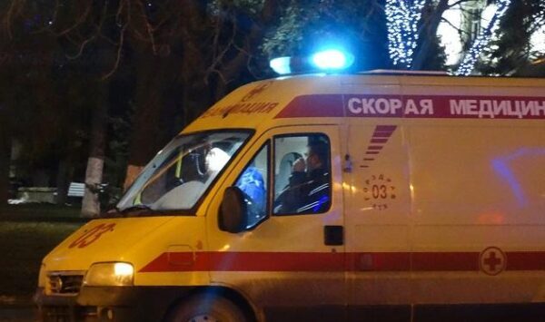 Девушка в нижнем белье упала из окна 16 этажа на крышу автомобиля в Ростове