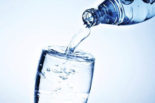 Диетологи: Часто употребляемая вода с газом несёт в себе опасность