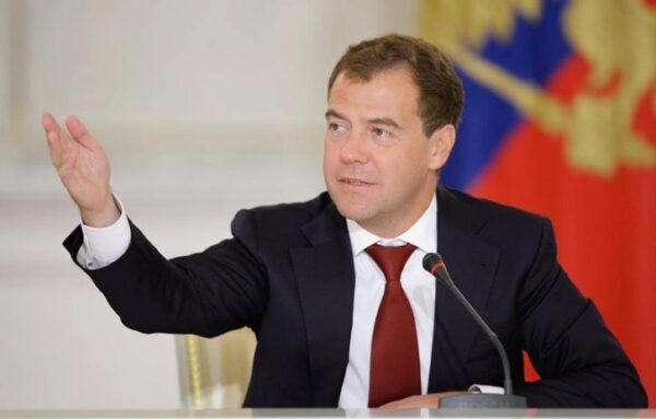 Дмитрий Медведев видит в победе Зеленского шанс на улучшение отношений Москвы и Киева