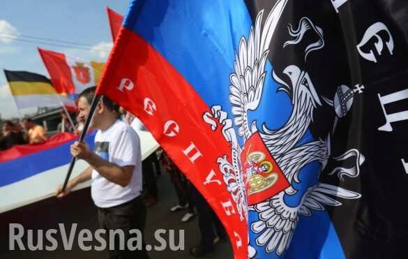 Донецк помнит: флаг Украины был сброшен и с грохотом рухнул каменный трезубец (ФОТО)