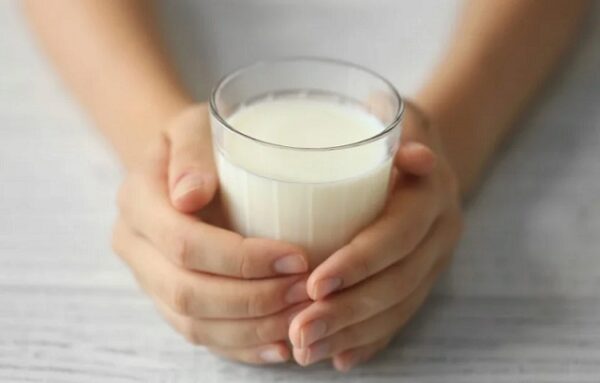 Эксперты рассказали, какое молоко полезней: цельное или диетическое