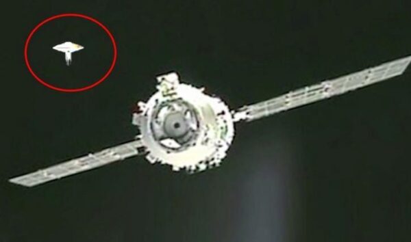 Инопланетные разведчики в космосе следили за стыковкой китайского модуля с Шэньчжоу-8