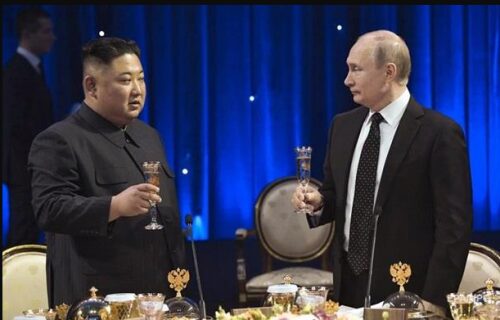 Ким Чен Ын вручил Владимиру Путину меч. Российский лидер в долгу не остался, подарил - шашку