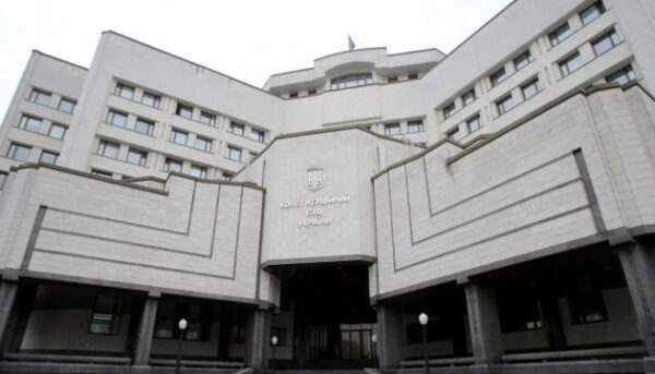 Конституционный суд отложил рассмотрение закона "Об очистке власти"