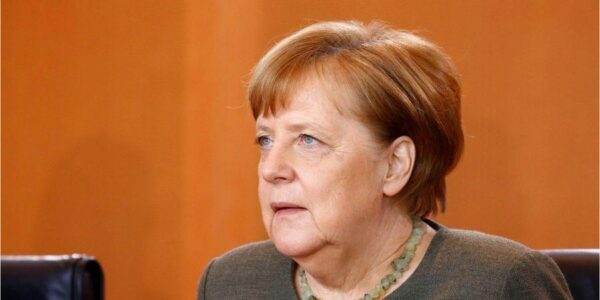Меркель позвонила Зеленскому и договорилась поддерживать тесный контакт