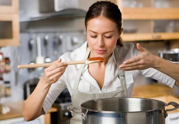 Названы 6 самых вредных кулинарных привычек