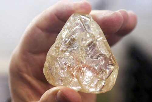 Неизвестный минерал был найден внутри "сверх глубокого" алмаза