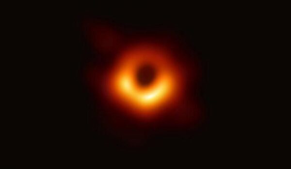 Опубликовано первое в истории человечества изображение черной дыры