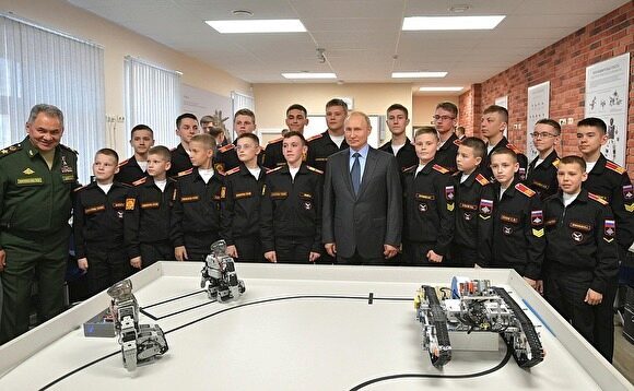 Петербургские суворовцы показали Путину роботов. Те оказались сделаны в Южной Корее