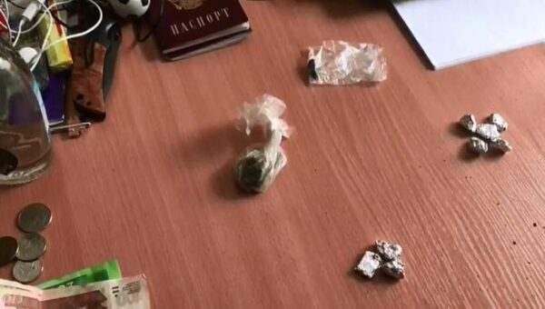 Полиция Екатеринбурга задержала подозреваемого в сбыте наркотиков (фото)