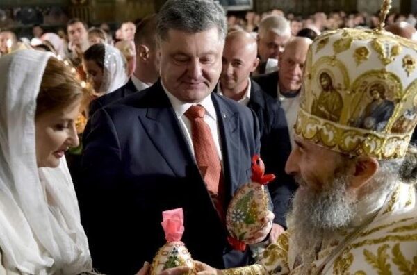 Порошенко поздравил украинцев с "уникальной" Пасхой
