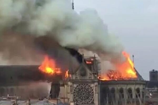 Пожарные делают все, чтобы спасти собор Парижской Богоматери
