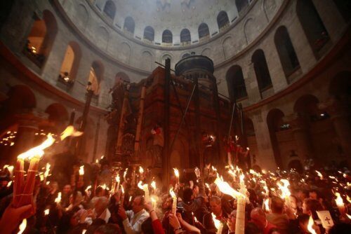 Православные христиане отмечают Пасхальную церемонию «Благодатный Огонь» в Иерусалиме
