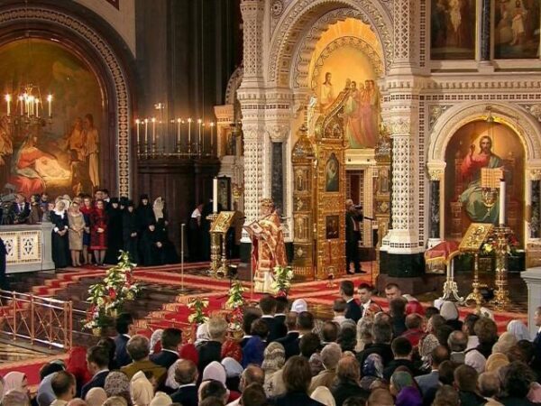 Православные христиане отмечают Пасху на богослужение в храм Христа Спасителя приехал Владимир Путин