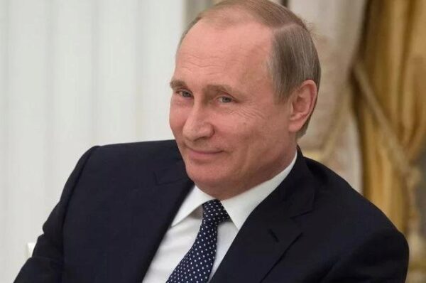 Путин появляется там, где ослабевает политика США - CNN