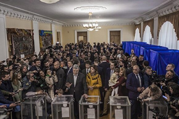 СМИ узнали, что Вашингтон гарантирует неприкосновенность Порошенко, проигрывающего выборы