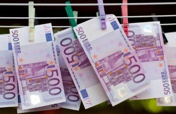 Страны Евросоюза прекратили выпуск банкнот достоинством в 500 евро