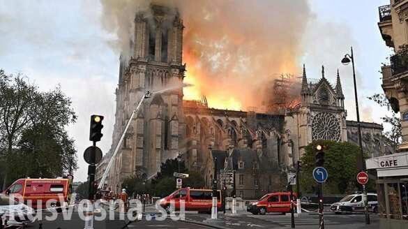 Ужасный пожар в соборе Парижской Богоматери: обрушился шпиль (+ФОТО, ВИДЕО)