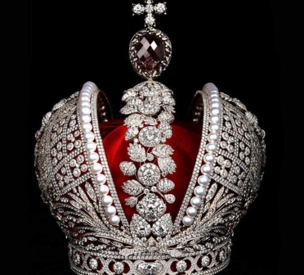 В Екатеринбург привезут копию короны Российской Империи