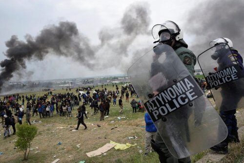 В Греции полиция применила газ против прорывавшихся на границе мигрантов