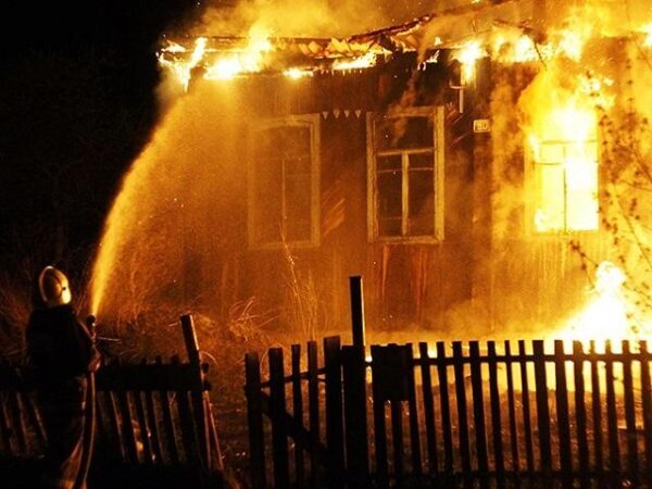 В Подмосковье при пожаре в частном доме погибли два человека