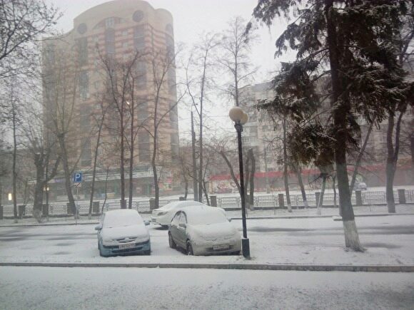 В Челябинск пришла непогода: город и его окрестности завалило снегом