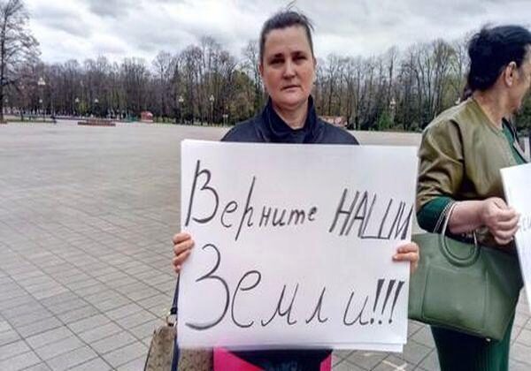 „Верните наши земли“: активисты в Нальчике устроили пикет, протестуя против аукционов на землю