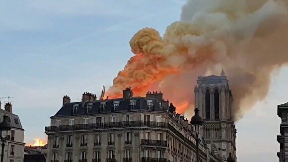 В горящем соборе Парижской Богоматери полностью обрушились деревянная крыша и часы