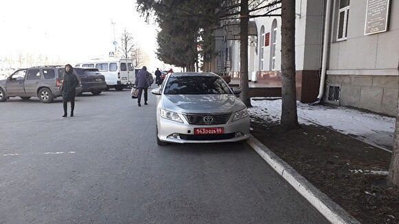 В Кургане машину консула Киргизии припарковали прямо на тротуаре у здания облправительства