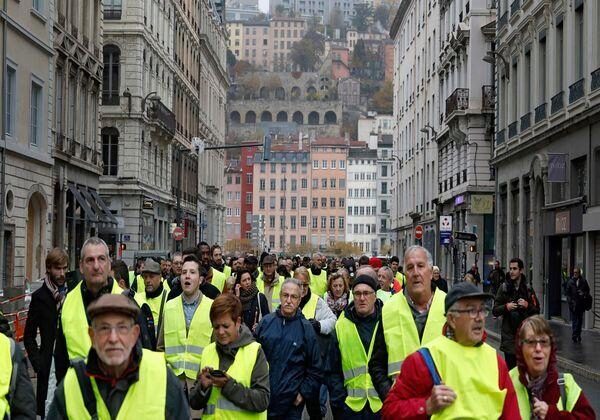 Во Франции против митингующих „жёлтых жилетов“ полиция применила слезоточивый газ