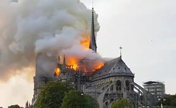 В Париже горит собор Парижской Богоматери