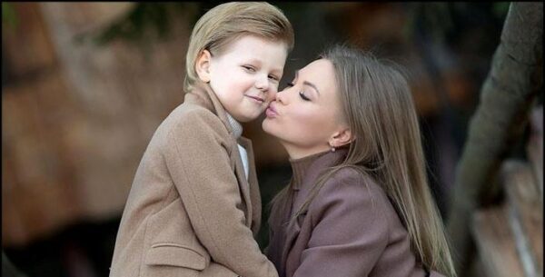 Звезда «Дом-2» Женя Феофилактова призналась, что ухаживает за волосами своего 6-летнего сына