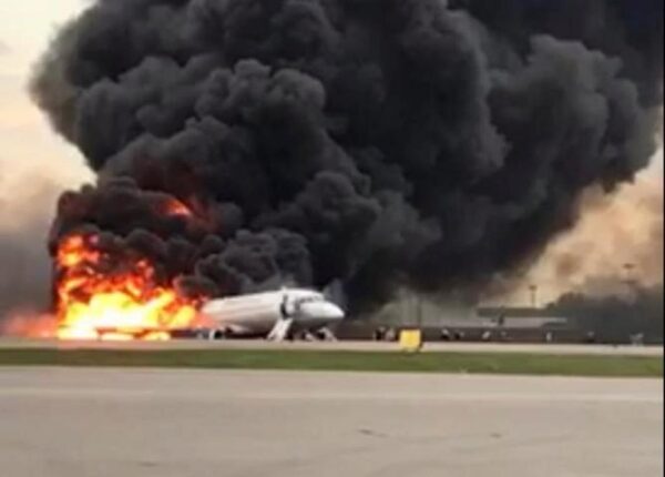 13 человек погибли при аварийной посадке самолета в Шереметьево