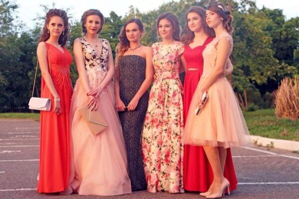 Эксперты подсчитали, сколько стоит платье для выпускного в России