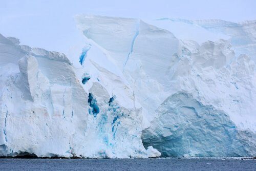Крупнейший шельфовый ледник в Антарктиде стал таять быстрее