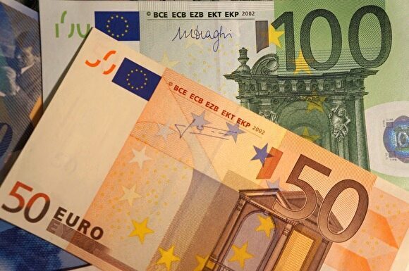 Курс евро превысил 73 рубля впервые с апреля