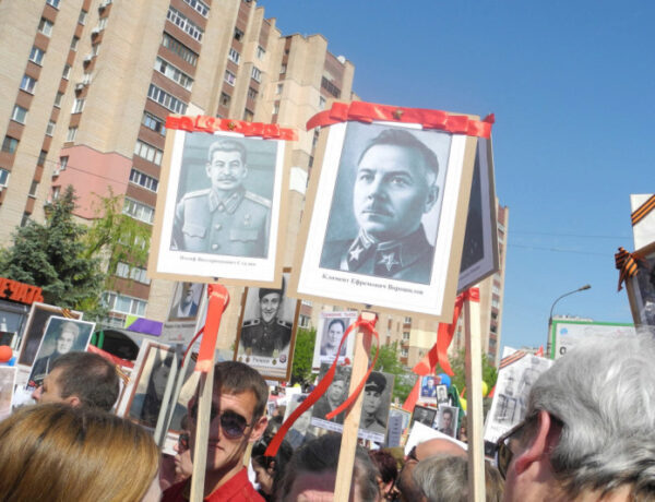 Люди уходят с «Бессмертного полка», увидев портрет Сталина
