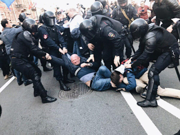 На митинге в Санкт-Петербурге задержали депутата Максима Резника