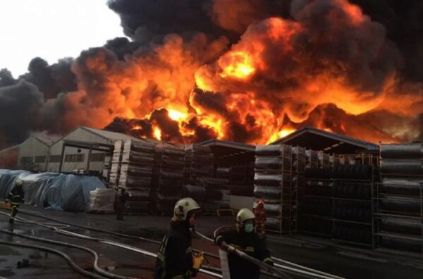 На заводе в Ростовской области произошел крупный пожар