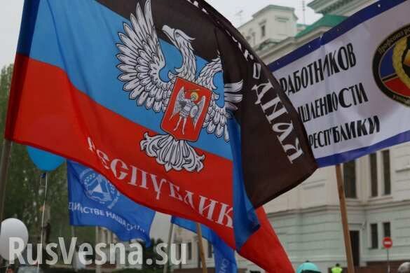 Над Донецком реют разные знамёна, десятки тысяч вышли на улицы, — европейский доброволец (ФОТО)