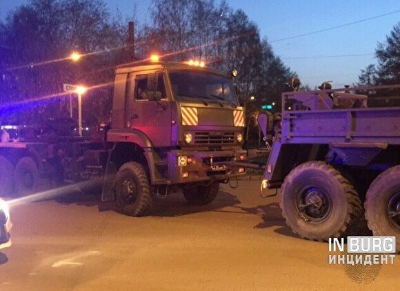 Очевидцы: в Екатеринбурге из-за поломки военной машины, везущей танк, была часовая пробка