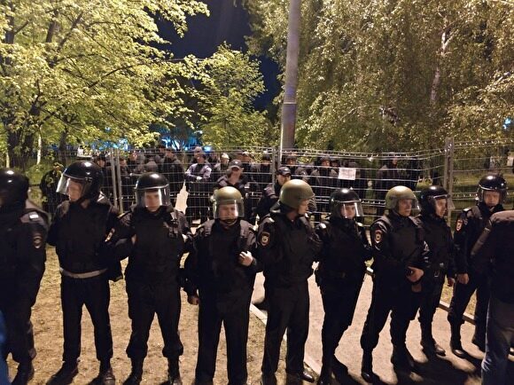 ОМОН начал вытеснять защитников сквера с места протеста в Екатеринбурге