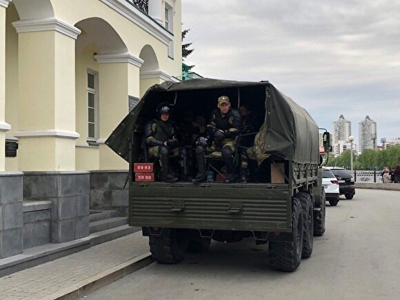 Полиция, ОМОН, спецназ: в Екатеринбурге возобновилась акция протеста горожан