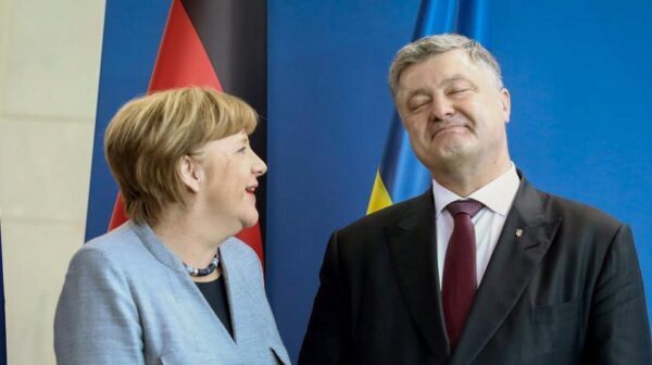 Порошенко и Меркель по телефону обсудили шаги по усилению давления на РФ