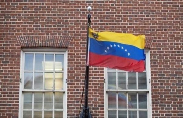 „Решили выкурить“: власти США отключили посольству Венесуэлы воду и свет