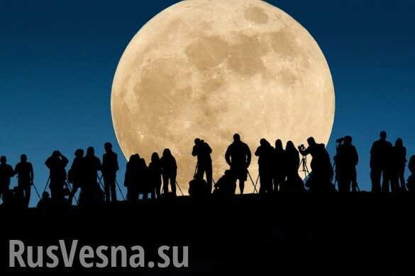 Россия не станет участвовать в лунной гонке с США, - Рогозин