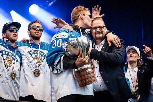 Сборная Финляндии сломала кубок, выигранный на чемпионате мира по хоккею