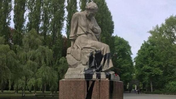 В Берлине вандалами осквернён памятник «Скорбящей матери»