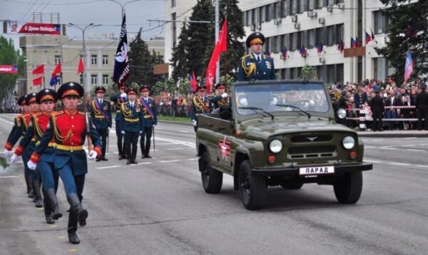 В Донецке проходит военный парад в честь Дня Победы